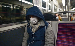 Un usager du métro parisien, le 8 mars 2020.