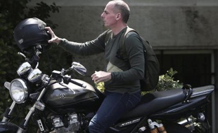 Le ministre grec des Finances Yanis Varoufakis arrive à une réunion de cabinet, le 10 mai 2015 à Athènes
