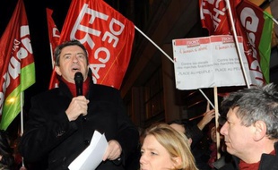 Le candidat Front de gauche à l'Elysée, Jean-Luc Mélenchon, a invité mercredi la gauche du PS à voter pour lui après avoir critiqué les mesures de leur candidat François Hollande sur l'éducation.