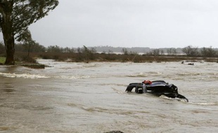 Une voiture engloutie par les inondations, à Biguglia en Corse, le 17 mars 2015
