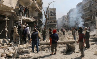 Des civils sont évacués après des raids aériens de l'armée syrienne le 4 avril 2014 à Alep