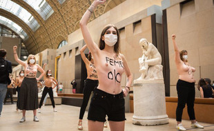 Des Femen ont investi le musée d'Orsay en soutien à l'étudiante qui s'était vue refuser l'entrée à cause de son décolleté
