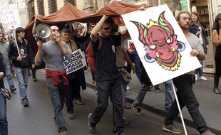 Des manifestants du mouvement des «indignés» devant le Palais des expositions à Rome, en Italie, le 14 octobre 2011.