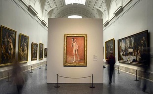 Des visiteurs passent devant le tableau "Les deux frères" (Los dos hermanos, 1906) de Pablo Picasso, exposé pour la première fois en Espagne, au Reina Sofia, le 6 mars 2015 à Madrid