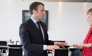 Emmanuel Macron sera reçu par Angela Merkel ce lundi à Berlin.