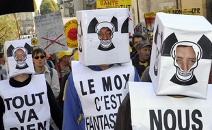 Des milliers de personnes participant à une manifestation antinucléaire, le 15 octobre à Rennes.