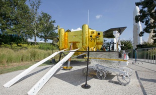 La réplique taille réelle de la sonde lunaire chinoise CHANG'E 4, à la Cité de l'Espace de Toulouse.