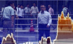 Reflet sur une vitre de la courbe des changes le 22 juin 2015 à Tokyo
