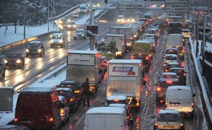 Le périphérique parisien bloqué par la neige le 8 décembre 2010.