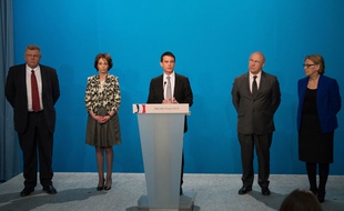 Manuel Valls entouré de ses ministres a précisé le plan d'économies de 50 milliards d'euros mercredi 16 avril 2014.