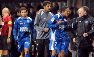 Le joueur auxerrois Kamel Chafni (en bleu à droite), après l'incident qui l'a opposé à l'arbitre assistant du match Brest - Auxerre, le 17 décembre 2011.