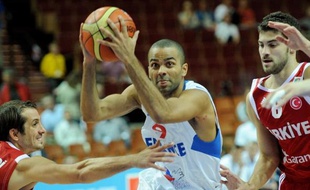 Le basketteur français Tony Parker (au centre), lors du match de classement de l'Euro, France - Turquie, le 19 septembre 2009 à Katowice, en Pologne.