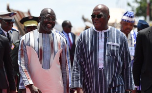 Les présidents du Liberia, George Weah (à gauche), et du Burkina Faso, Roch Marc Christian Kabore, à Ouagadougou le 13 septembre 2019.