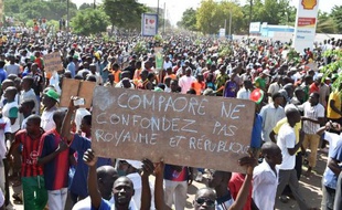 Des manifestants, soutenant le parti d'opposition au Burkina Faso, protestent contre le projet de révision constitutionnelle permettant le maintient au pouvoir de Compaoré, à Ouagadougou le 28 octobre 2014