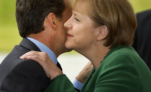 Sarkozy et Merkel se font une bise en 2011.