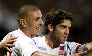 Les deux joueurs de l'Olympique Lyonnais, Karim benzema (à gauche) et Juninho, célébrant un but inscrit face à Toulouse, le 10 août 2008.