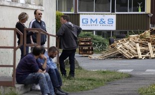 Des salariés devant l'usine GM & S