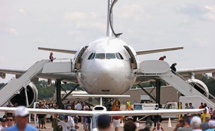 Le salon de Dubaï ouvre ses portes dimanche avec Boeing à l'offensive sur le marché des long-courriers mais l'européen Airbus espère contenir l'avalanche de méga commandes, dont celle attendue d'Emirates Airline pour le nouveau 777-X de son rival américain.