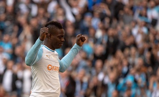 Mario Balotelli célèbre un but face au virage Sud. Il a inscrit tous ses buts, cette saison, de ce côté du Vélodrome.
