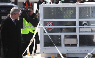 Deux pandas sont arrivés au Canada le 25 mars 2013, accueillis par le Premier ministre à Toronto.