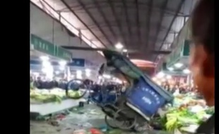 Capture écran vidéo non datée Newsflare d'un tuktuk devenu fou.