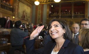 Anne Hidalgo, le 5 avril 2014, salue le public après son élection au poste de maire de Paris