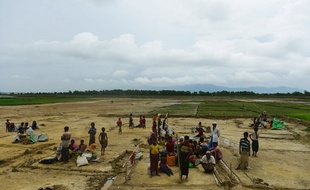 Des réfugiés venus de Birmanie, membres de la communauté musulmane Rohingya, ont construit des abris dans la ville frontalière de Teknaf, au Bangladesh