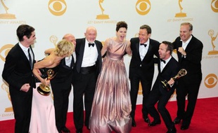 La série "Breaking Bad" a remporté dimanche soir à Los Angeles le prestigieux Emmy de la meilleure série dramatique, faisant trébucher "House of Cards" qui espérait signer une première historique pour la télévision sur internet.