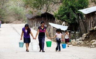 Les maîtres ne viennent à l'école que deux fois par semaine dans la modeste école d'Acatempa, un village rural de montagne où les enfants vont nu-pieds et où des ânes broutent derrière la cour de récréation.