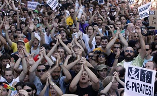 Des milliers d'«Indignés» défilent dans les rues de Madrid, la capitale espagnole, le 19 juin 2011.
