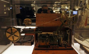Un télégraphe électrique créé par Samuel Morse en 1837 exposé aux Archives nationales le 3 novembre 2015