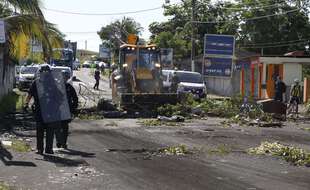 Evacuation du barrage de Mare-Gaillard, un quartier de la commune du Gosier en Guadeloupe, par la police.