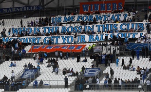 Une banderole hostile déployée par les South Winners.