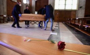 Un cercueil en Italie, à Seriate, le 26 mars 2020.