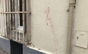 Les tâches de sang encore visible trois semaines après le coup de feu.