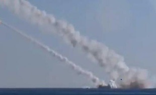 Image tirée d'une vidéo disponible sur la page Facebook du ministère de la Défense russe montrant des tirs de missiles depuis un sous-marin en Metirrannée, le 8 décembre 2015