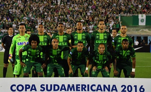 L'équipe de football brésilienne de Chapecoense alignée contre San Lorenzo en Copa Sulamericana, le 24 novembre 2016, à Chapeco.