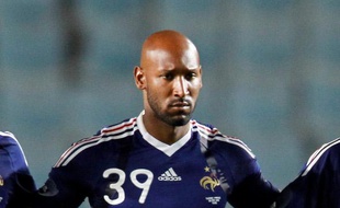 L'attaquant de l'équipe de France, Nicolas Anelka, lors de la Marseillaise précédant Tunisie - France, le 30 mai 2010 à Rades.