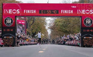 Kipchoge passe la ligne sous les deux heures