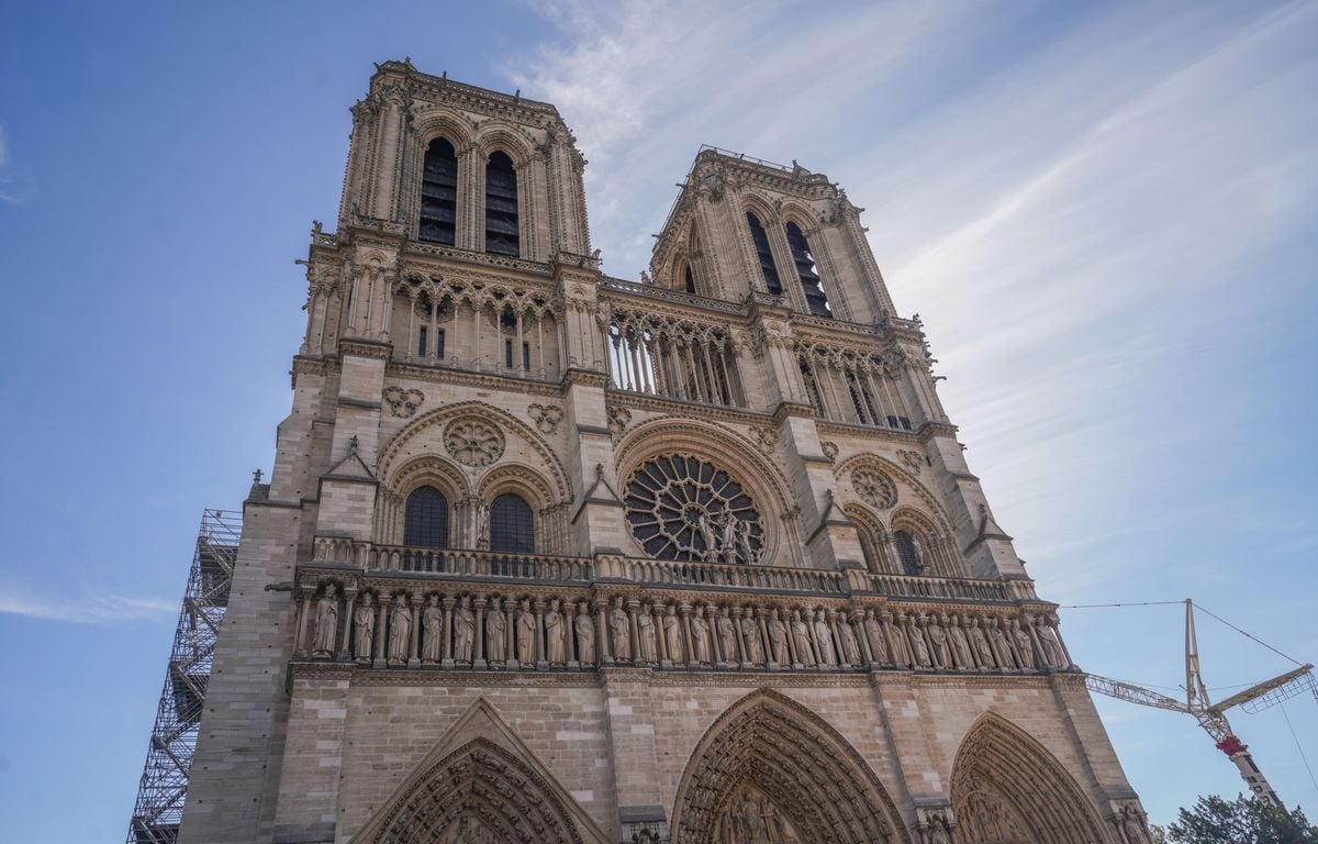 Paris : Mais qui est ce jeune couple qui a eu le privilège unique de se marier à Notre-Dame ?