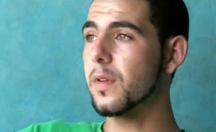 Capture d'écran de la vidéo dans laquelle Chérif Delay raconte son enfance violée à Outreau.