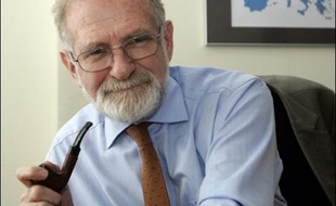 L'ancien chef de la diplomatie polonaise et figure historique de l'ex-opposition anticommuniste, Bronislaw Geremek a déclaré samedi qu'il était prêt à perdre son mandat d'eurodéputé sous la pression du gouvernement mais qu'il n'y renoncerait pas de son plein gré.