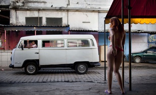 Une prostituée à Vila Mimosa.