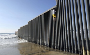 Un Hondurien âgé de 16 ans essaie de franchir la frontière entre le Mexique et les Etats-Unis à Tijuana.