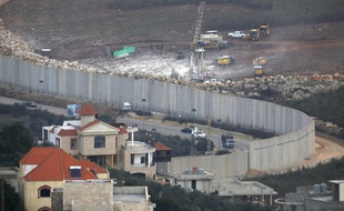 Cette photo aérienne montre le chantier mis en place par l'armée israélienne pour détruire les tunnels à la frontière avec le Liban.