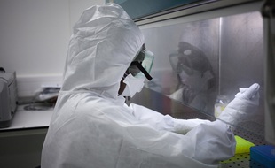 Un technicien au sein d'un laboratoire P3, le laboratoire de l'Institut Pasteur dédié au virus Ebola, à Bangui (Illustration).