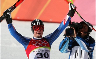 Antoine Dénériaz a fait retentir la Marseillaise pour la première fois aux Jeux de Turin en entrant dimanche au palmarès de la descente olympique, exploit que n'a pu réussir son compatriote fondeur Vincent Vittoz dans une poursuite dont il est pourtant champion du monde.
