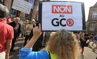 Des opposants au GCO devant l'hôtel du préfet où se tenait la réunion du Coderst. Strasbourg le 28 aout 2018.