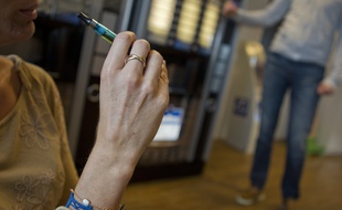 Dix-sept secondes après son arrivée au travail, un programme informatique prenait le contrôle de la machine à café de l’entreprise et lançait la commande d’un café Latte.