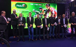 Emmanuel Hubert (trophée en mains), lors de la remise de la Coupe de France par équipes 2015, remportée par BSE.